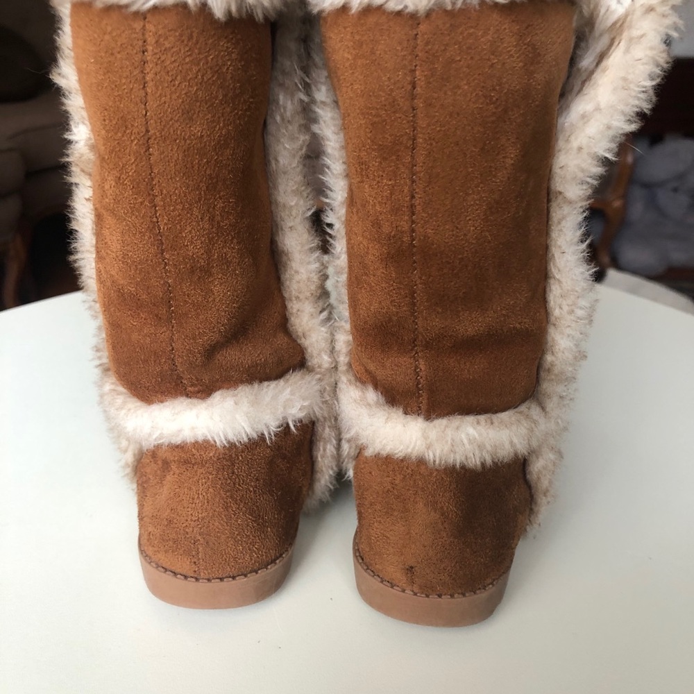 Faux fur boots 8M toddler - Picture 4 of 5